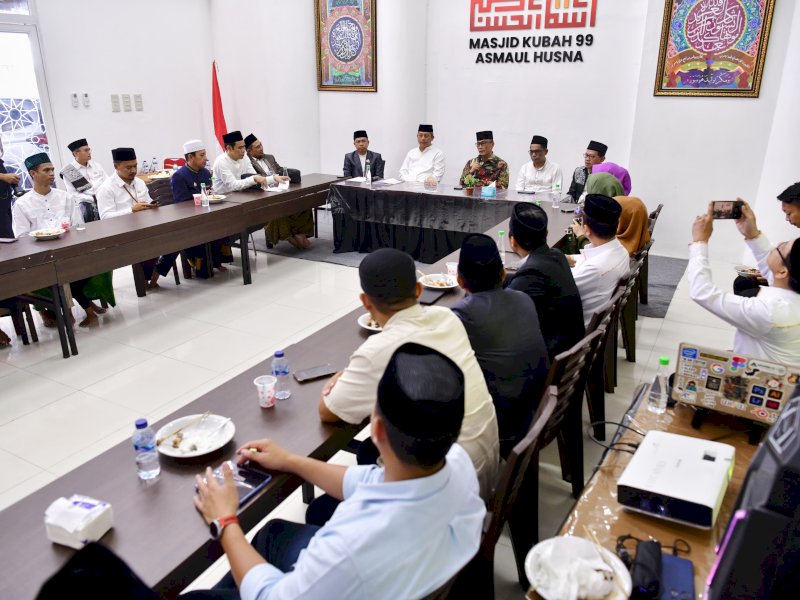 Usai salat Jumat, Penjabat Gubernur Sulawesi Selatan, Zudan Arif Fakrulloh, bersilaturahmi dan berdialog dengan pengurus masjid dan jemaah di Masjid 99 Kubah, Makassar, Jumat (24/5/2024). @Jejakfakta/dok. Humas Pemprov Sulsel 