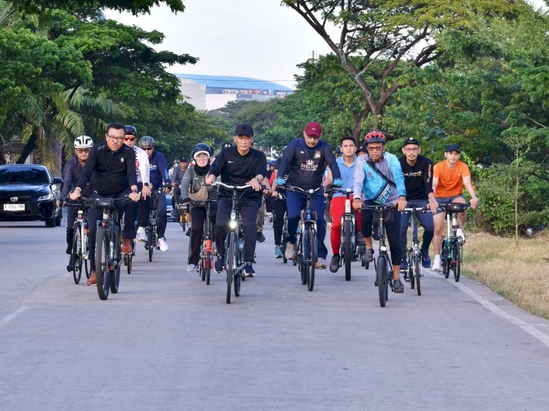 Penjabat Gubernur Sulawesi Selatan (Sulsel), Zudan Arief Fakrulloh, bersama Duta Besar Indonesia untuk Portugal, Rudy Alfonso, bersepeda santai di Makassar, Jumat pagi (24/5/2024). @Jejakfakta/dok. Humas Pemprov Sulsel