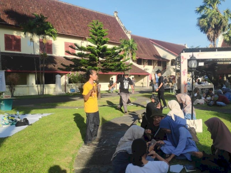 Penulis buku &ldquo;Memasihkan yang Pernah&rdquo;, M. Aan Mansyur di Taman Baca MIWF di Fort Rotterdam, Jum&rsquo;at (24/5/2024) sore. @Jejakfakta/dok. MIWF 2024