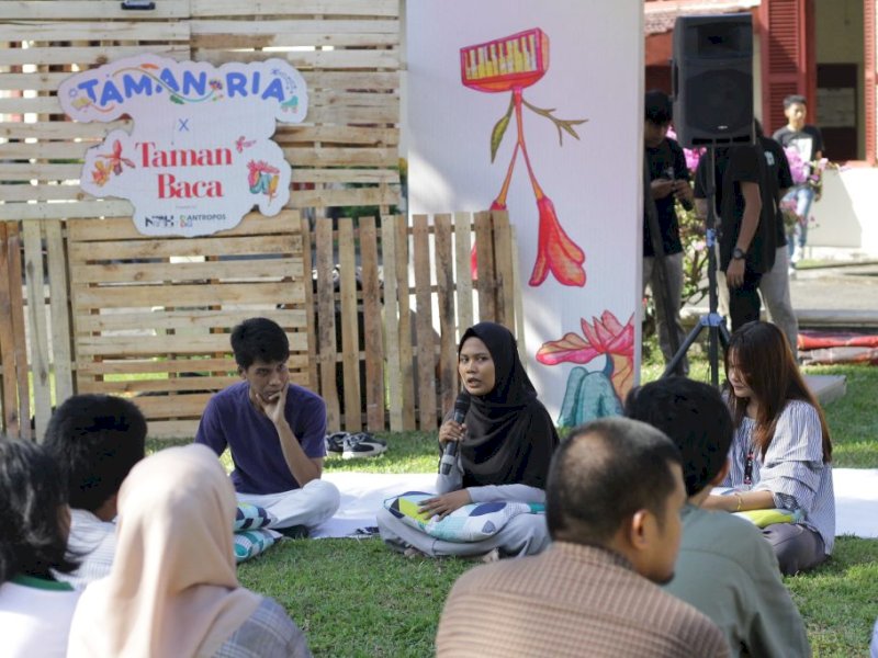 diskusi &ldquo;Mengapa Kita Membutuhkan Toko Buku?&rdquo; di Taman Baca, Fort Rotterdam, Makassar. Kegiatan ini menghadirkan Pustaka Merahitam dan Dialektika Bookshop, pada Jumat (24/05/2024). @Jejakfakta/dok. MIWF 2024