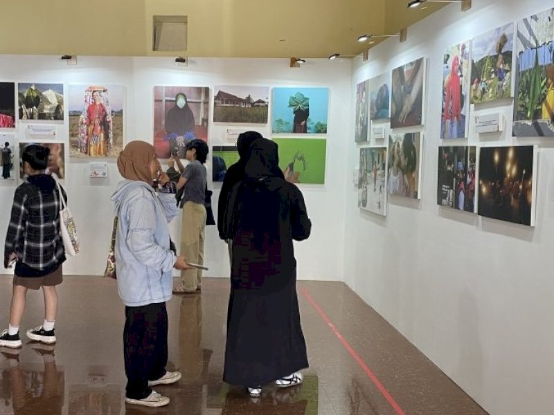 Pameran fotografi bertajuk &ldquo;Jendela Perempuan.&rdquo; kolaborasi MIWF 2024 dengan Project Multatuli. @Jejakfakta/dok. MIWF 2024