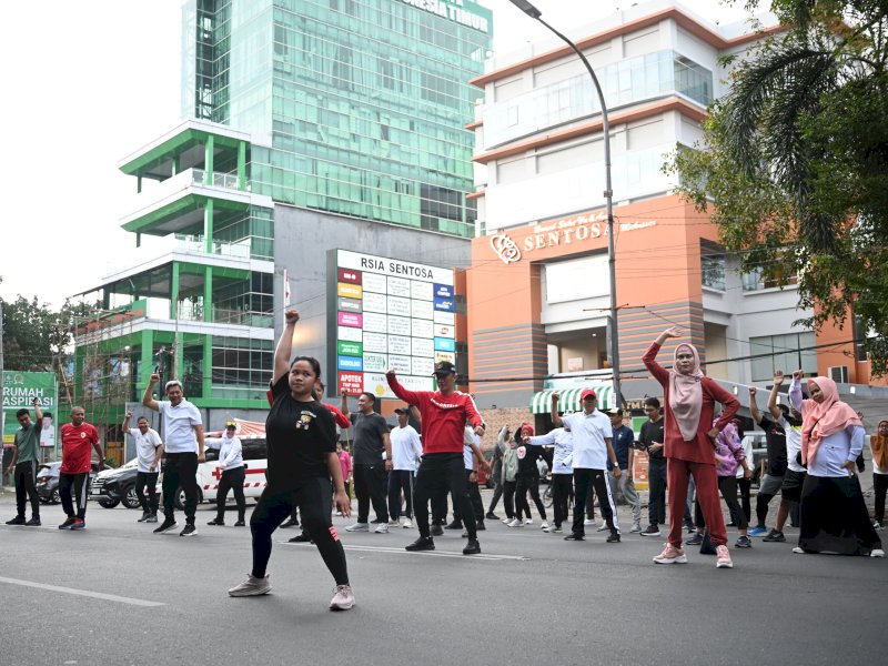Pj Ketua Tim Penggerak PKK Sulsel, Ninuk Triyanti Zudan mengikuti senam bersama masyarakat Sulsel di kawasan Car Free Day (CFD) Jalan Jenderal Sudirman, Minggu (26/5/2024). @Jejakfakta/dok. Humas Pemprov Sulsel