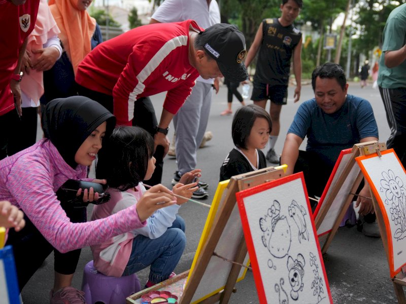 Penjabat Gubernur Provinsi Sulawesi Selatan (Sulsel), Zudan Arif Fakrulloh menyapa warga di  Car Free Day, Jl. Sudirman Makassar, Minggu (26/5/2024). @Jejakfakta/dok. Humas Pemprov Sulsel