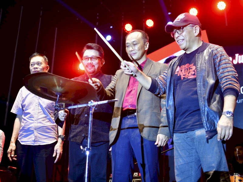 Penjabat Gubernur Sulawesi Selatan, Zudan Arif Fakrulloh bersama Ketua PAPPRI Sulsel saat menghadiri Grand Final South Sulawesi Music Festival 2024 di Anjungan City of Makassar Pantai Losari, Sabtu malam, (25/5/2024). @Jejakfakta/dok. Humas Pemprov Sulsel