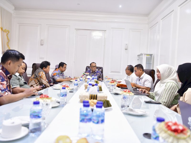  Manajemen Rumah Sakit Umum Daerah (RSUD) La Mappapening melakukan audiensi ke Penjabat Gubernur Sulawesi Selatan, Zudan Arif Fakrulloh di Rumah Jabatan Gubernur Sulsel, Sabtu (25/5/2024). @Jejakfakta/dok. Humas Pemprov Sulsel
