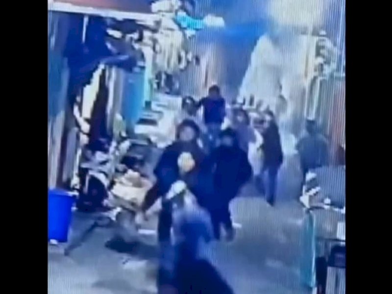 Kawanan pemuda orang tidak dikenal (OTK) menyerang salah satu kos-kosan di Jalan Faisal 17, Lorong 5, Kota Makassar, Minggu (26/5/2024) dini hari. @Jejakfakta/dok. Tangkapan Layar