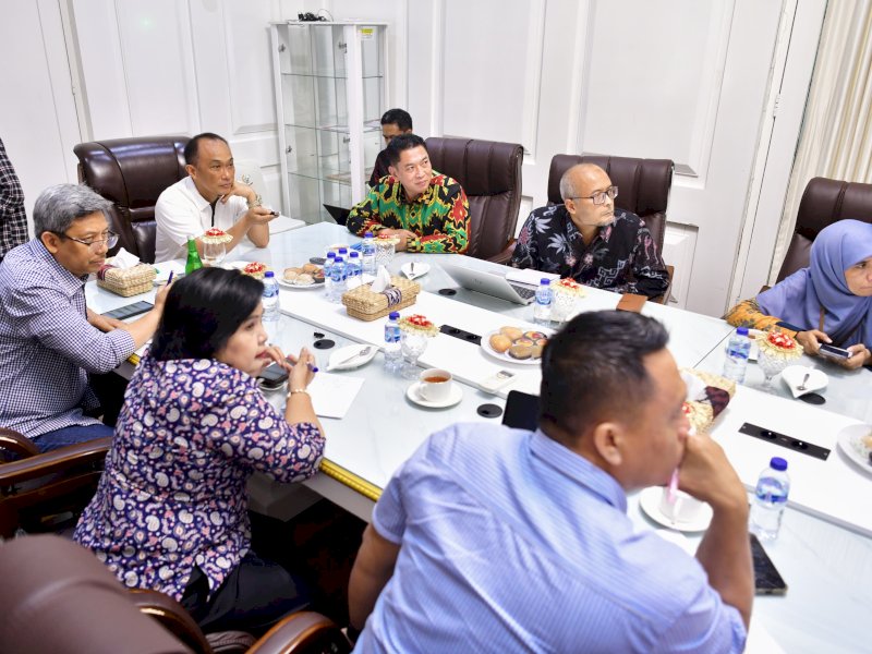 Tim TPID Sulsel menggelar rapat koordinasi di Rumah Jabatan Gubernur untuk membahas penanganan inflasi di Rumah Jabatan Gubernur Sulsel, Sabtu (25/5/2024). @Jejakfakta/dok. Humas Pemprov Sulsel