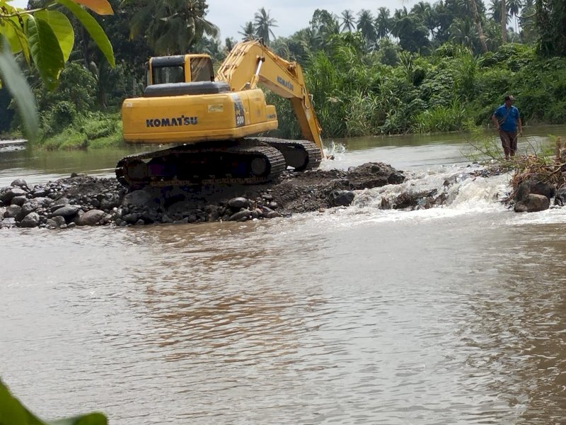 Dinas PUTR untuk turun memperbaiki bendungan tersebut dengan menggunakan bantuan alat berat ekskavator. @Jejakfakta/dok. Humas Pemkab Bulukumba