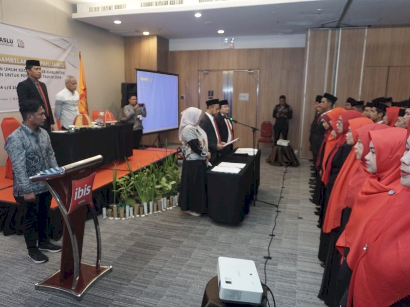 Badan Pengawas Pemilu (Bawaslu) Kabupaten Pangkep melantik panitia pengawas pemilu kecamatan (Panwascam) untuk pemilihan kepala daerah Gubernur-Wakil Gubernur, Bupati dan Wakil Bupati tahun 2024, di Makassar, Jumat (25/5/2024). @Jejakfakta/dok. Humas Pemkab Pangkep