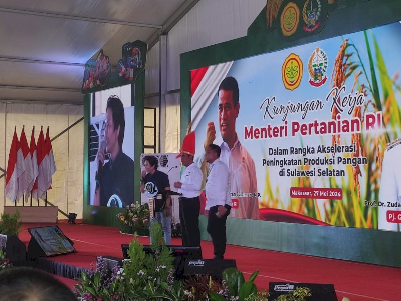 Menteri Pertanian (Mentan) Andi Amran Sulaiman saat berkunjung di Kantor Gubernur Sulsel dalam rangka penyerahan bantuan bencana dan Alsinta, Senin (27/5/2024). @Jejakfakta/Atri