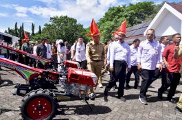 Mentan Amran Serahkan Bantuan Pertanian Senilai Rp 410 Miliar di Sulsel