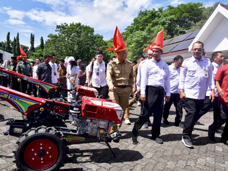 Menteri Pertanian RI, Andi Amran Sulaiman memberikan bantuan untuk masyarakat Sulsel senilai Rp 410 Miliar, diantaranya alat mekanisasi pertanian (alsintan), di Makassar, Senin (27/5/2024). @Jejakfakta/dok. Humas Pemprov Sulsel
