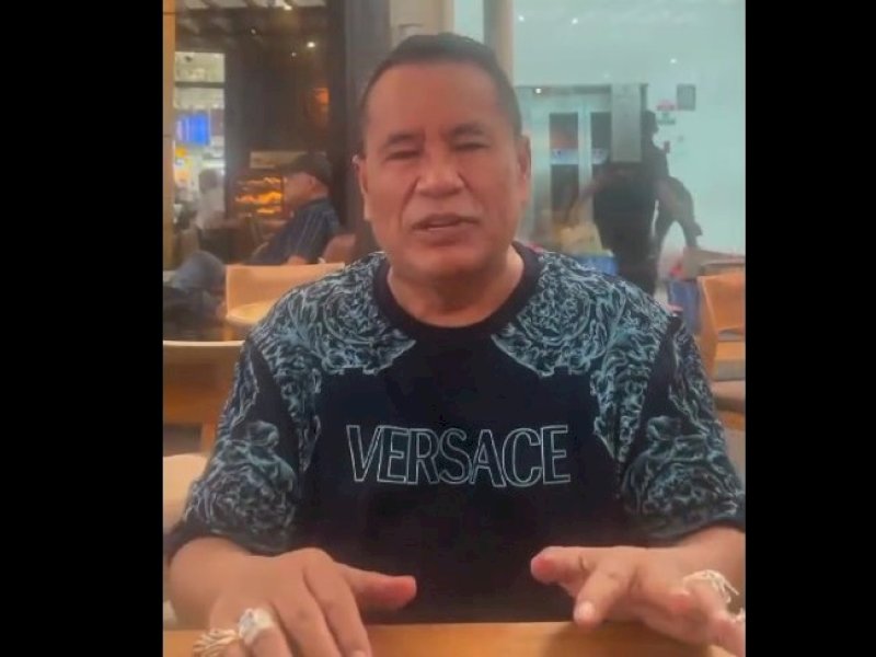 Hotman Paris Hutapea mengeluhkan kepanasan di Bandara Internasional Sultan Hasanuddin Makassar di ruang tunggu keberangkatan. @Jejakfakta/Tangkapan Layar