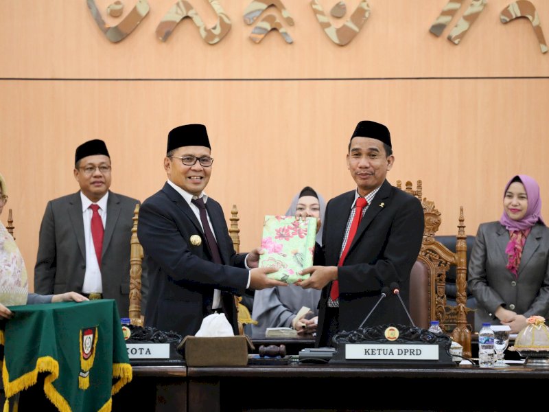 Wali Kota Makassar Moh Ramdhan Pomanto dan Ketua DPRD Kota Makassar di Ruang Rapat Paripurna DPRD Kota Makassar.