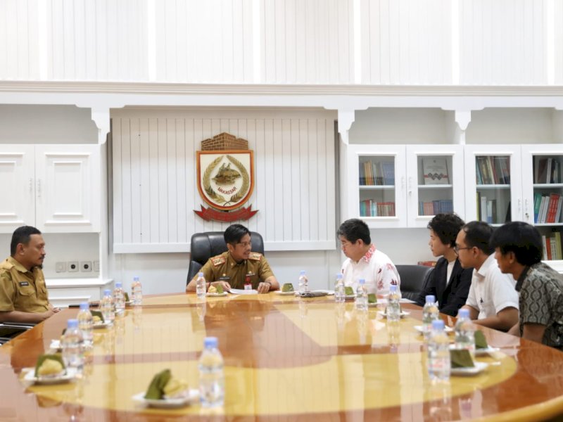 Kepala Konsulat Jenderal Jepang di Makassar, Ohashi Koichi bersama Vice President COO PT Dax Jaya Indonesia, Fumia Yoshikawa melakukan audiensi ke PJ Sekda Makassar, Firman Hamid Pagarra, di Balai Kota, Senin (27/05/2024). @Jejakfakta/dok. Humas Pemkot Makassar