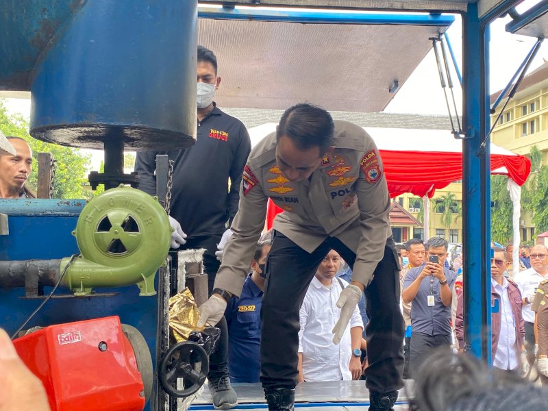 Kapolda Sulsel, Irjen Pol Andi Rian R Djajadi saat pemusnahan narkoba di lapangan Mapolda Sulsel, jalan Perintis Kemerdekaan, Makassar, Rabu (29/5/2024). @Jejakfakta/Atri