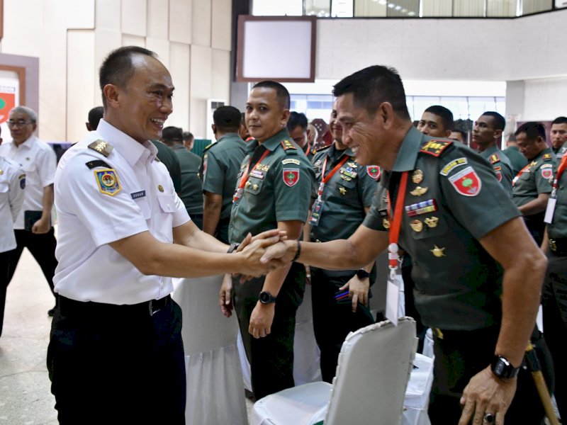 Pj Gubernur Sulsel, Zudan Arif Fakrulloh menyapa prajurit pada kegiatan Apel Komandan Satuan TNI Angkatan Darat Kodam XIV/Hasanuddin di Balai Prajurit Jenderal M. Yusuf di Jalan Jenderal Sudirman, Makassar, Rabu (29/5/2024). @Jejakfakta/dok. Humas Pemprov Sulsel