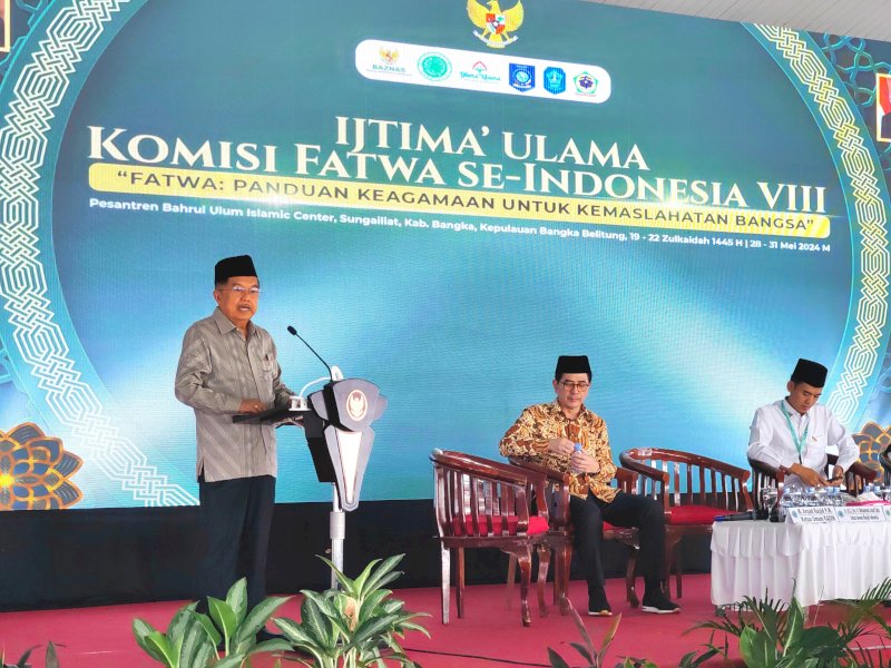 Ketua Umum Dewan masjid Indonesia (DMI), Jusuf Kalla (JK) saat menjadi narasumber kegiatan Ijtima Ulama Komisi Fatwa se Indonesia VIII di Pondok Pesantren Bahrul Ulum, Kepulauan Babel, Riau, Rabu (29/05/2024). @Jejakfakta/dok. DMI