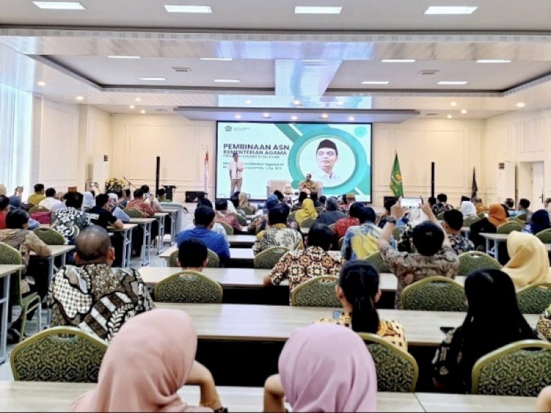 Staf khusus Menteri Agama RI bidang toleransi, terorisme, radikalisme dan pesantren H. Moh. Nuruzzaman pada kegiatan pembinaan ASN di Aula Kanwil Kemenag Sulsel di Makassar, Rabu (29/5/2024). @Jejakfakta/dok. Kemenag Sulsel