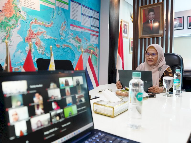 Pj Ketua Tim Penggerak PKK Sulsel, Ninuk Triyanti Zudan, saat melakukan rapat secara virtual dengan pengurus TP PKK Sulsel, Rabu (28/5/2024). @Jejakfakta/dok. Humas Pemprov Sulsel