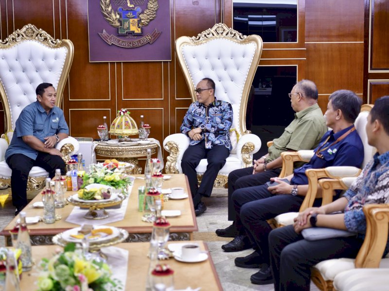  Penjabat Gubernur Sulawesi Selatan, Zudan Arif Fakrulloh menerima audiensi Deputi Bidang Perkoperasian Kementerian Koperasi dan UKM Indonesia, Ahmad Zabadi, di Kantor Gubernur, Jumat (31/5/2024). @Jejakfakta/dok. Humas Pemprov Sulsel