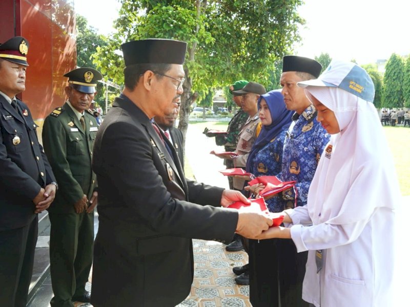 Wakil Bupati Andi Edy Manaf menyerahkan bendera merah putih secara simbolis kepada unsur perwakilan Pemda, TNI, Polri dan Pelajar sebagai Pencanangan Gerakan Nasional 10 Juta Bendera Tahun 2024. @Jejakfakta/dok.Humas Pemkab Bulukumba