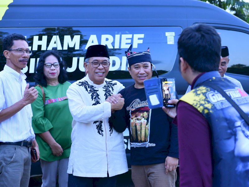 Kandidat bakal calon gubernur Sulsel, Ilham Arief Sirajuddin (IAS)  disambut dengan Masyarakat Ada Padoe, Luwu Timur, Jumat (31/5/2024), sore tadi. @Jejakfakta/dok. Reza Arifuddin