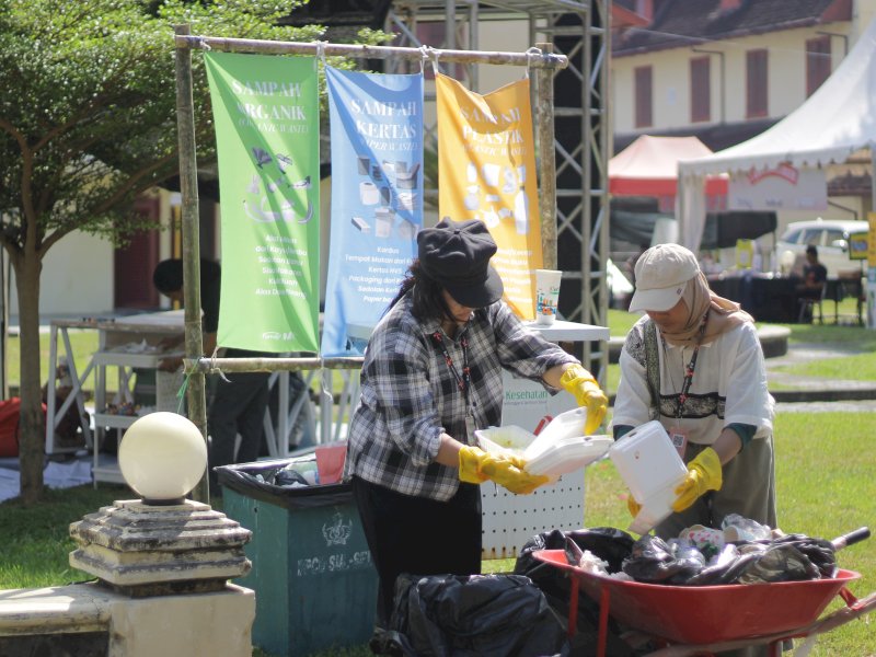 Divisi Nirsampah dan Rendah Karbon MIWF sedang memilah sampah. @Jejakfakta/dok. MIWF 2024