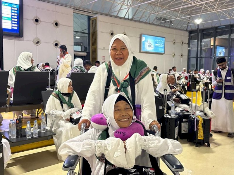 Romlah jemaah asal Tana Toraja  bersama anggota regunya tiba di Jeddah,  Jumat (31/5/2024). @Jejakfakta/ Adha Anggraini