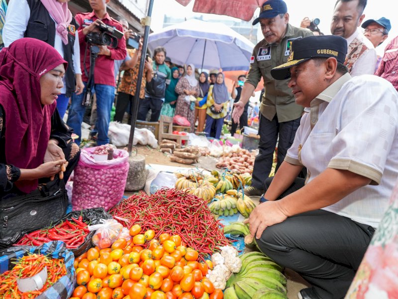 Pj Gubernur Sulbar Bahtiar Baharuddin melakukan kunjungan ke Pasar Baru Polewali Mandar dan berbincang dengan pedagang, Kamis (30/5/2024). @Jejakfakta/dok. Humas Pemprov Sulbar
