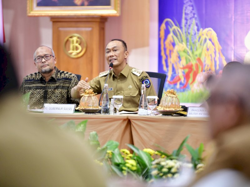 Penjabat Gubernur Sulawesi Selatan Zudan Arif Fakrulloh pada pertemuan High Level Meeting (HLM) TPID bersama Forkopimda dan Bupati/Wali kota se Sulsel, di Baruga Phinisi lantai 4 Kantor Perwakilan BI, Selasa (4/6/2024). @Jejakfakta/dok. Humas Pemprov Sulsel