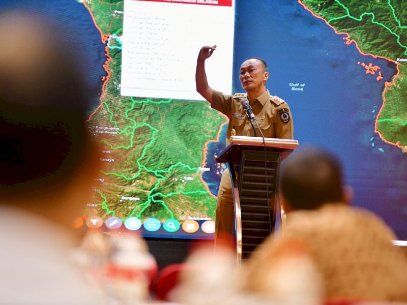 Penjabat Gubernur Sulawesi Selatan, Zudan Arif Fakrulloh memberikan sambutan pada Rapat Koordinasi Penyelenggaraan Informasi Geospasial Regional di Hotel Swissbell, Makassar, Selasa (4/6/2024). @Jejakfakta/dok. Humas Pemprov Sulsel