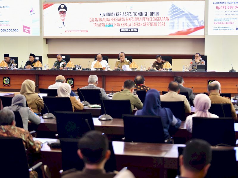 Pj Gubernur Sulsel, Zudan Arif Fakhrulloh, menerima Tim Kunjungan Kerja Spesifik Komisi II DPR RI terkait persiapan dan kesiapan penyelenggaraan tahapan Pilkada Serentak tahun 2024 ke Provinsi Sulsel di Ruang Rapat Pimpinan Kantor Gubernur, Selasa (4/6/2024). @Jejakfakta/dok. Humas Pemprov Sulsel