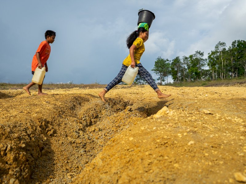Anak-anak mengambil air ditengah kekeringan yang terjadi di Sumba Timur. @Jejakfakta/dok. Save the Children