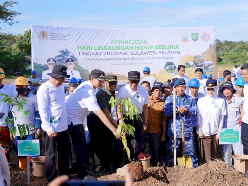 Pj Gubernur Sulsel, Zudan Arif Fakrulloh, didampingi Bupati Pangkep Muhammad Yusran Lalogau (MYL) kepala daerah se-Sulsel, melakukan penanaman pohon di area Smart Farm PT Semen Tonasa, Kabupaten Pangkep, Rabu (5/6/2024). @Jejakfakta/dok. Humas Pemkab Pangkep