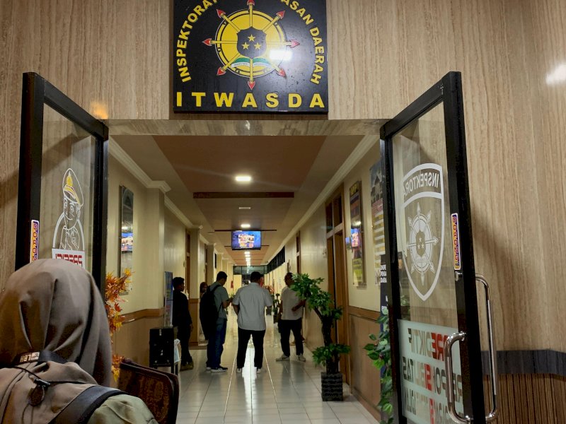 Tim Penasihat Hukum, keluarga Perempuan disabilitas korban kekerasan seksual di Sorowako, Luwu Timur, resmi melaporkan penyidik PPA Polres Lutim ke Itwasda Polda Sulsel, pada Jumat (7/6/2024). @Jejakfakta/dok. LBH Makassar