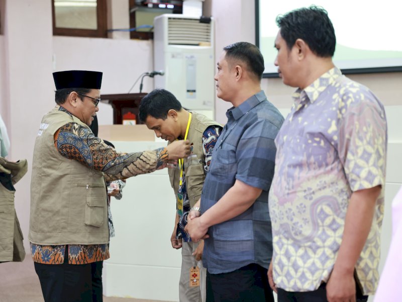 - Pemkot Makassar melalui Asisten II Bidang Perekonomian dan Pembangunan kota Makassar, Fathur Rahim secara resmi melepas 100 orang Tim Pemeriksaan Kesehatan Hewan Kurban 1445 H/2024, di Kantor Balai Kota, Jumat (7/6/2024). @Jejakfakta/dok. Humas Pemkot Makassar
