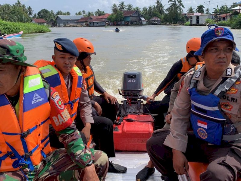 Tim sar gabungan cari nelayan terjatuh dari perahu katinting di Sungai Walanae, Kabupaten Bone, Senin (10/6/2023). @Jejakfakta/dok. Basarnas