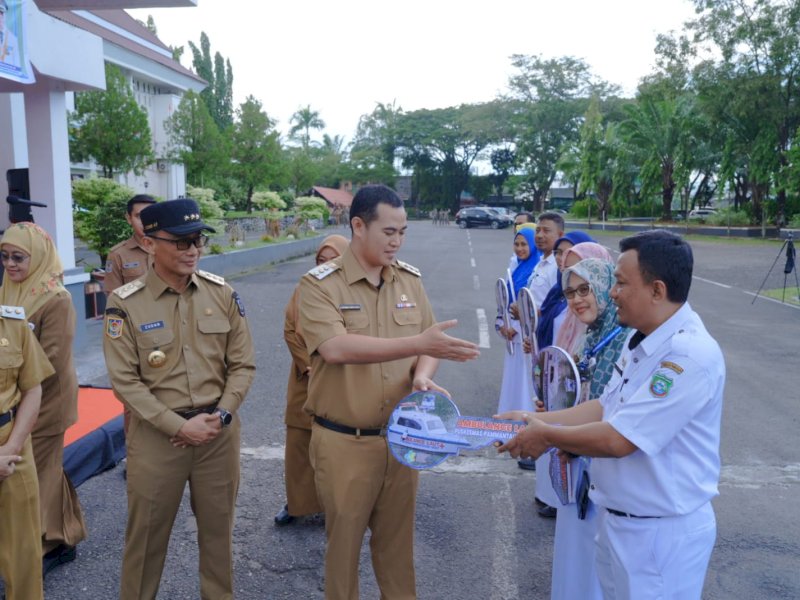 Pemkab Pangkep menyerahkan 8 unit mobil ambulans untuk Puskesmas wilayah daratan dan ambulans laut untuk Puskesmas wilayah kepulauan, di halaman kantor Bupati Pangkep, Senin (10/6/2024). @Jejakfakta/dok. Humas Pemkab Pangkep