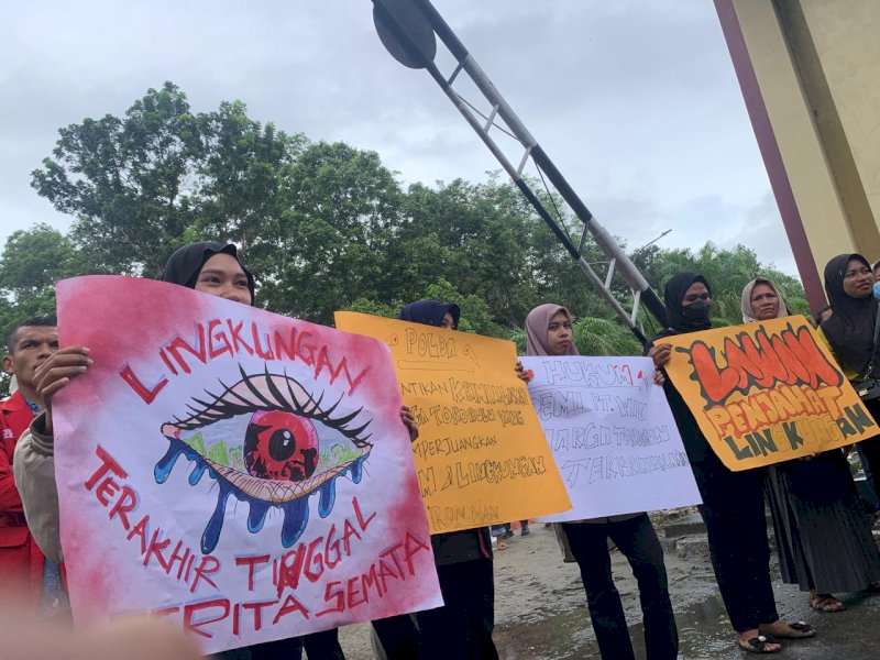 Ratusan warga Torobulu Kecamatan Laeya, Kabupaten Konawe Selatan, Sulawesi Tenggara, melakukan aksi protes di depan Polda Sultra, Rabu (12/6/2024). @Jejakfakta/dok. Ist.