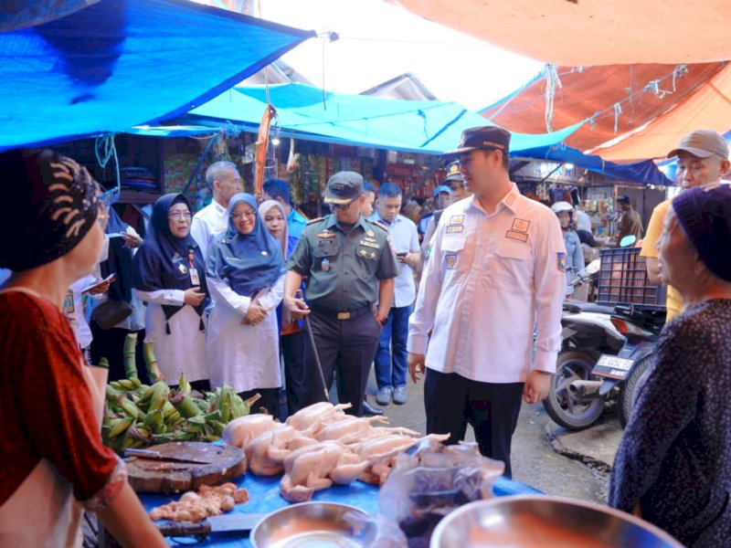 Bupati Pangkep, Muhammad Yusran Lalogau (MYL), melalukan inspeksi mendadak dan pemantauan harga jelang hari raya Idul Adha, di Pasar Sentral Pangkajene, Rabu (12/6/2024). @Jejakfakta/dok. Humas Pemkab Pangkep