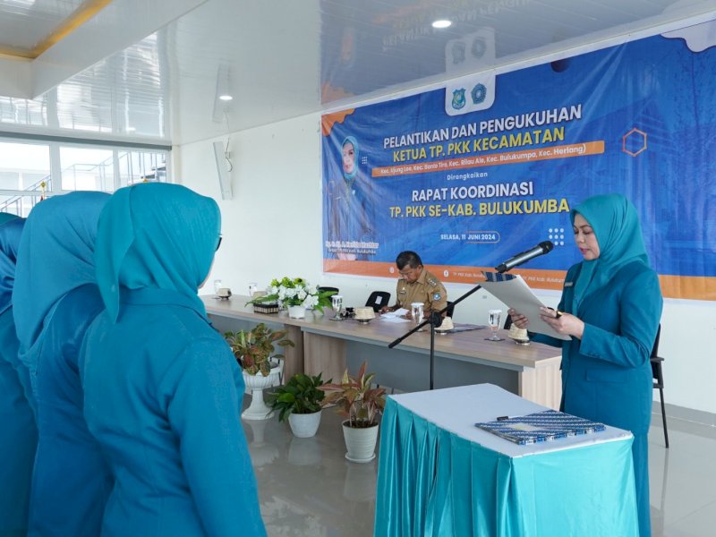 Ketua TP PKK Bulukumba Andi Herfida Muchtar melantik para ibu Ketua PKK Kecamatan di lantai 4 Gedung Pinisi, Selasa (11/6/2024). @Jejakfakta/dok. Humas Pemkab Bulukumba
