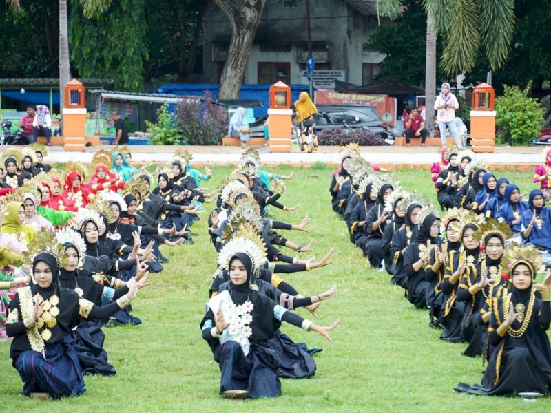 1200 siswa dari SMA, SMK, serta SLB yang menari bersama Tari Pa&rsquo;duppa yang dipusatkan Lapangan Pemuda Bulukumba,  Rabu (12/6/2024). @Jejakfakta/dok. Humas Pemkab Bulukumba
