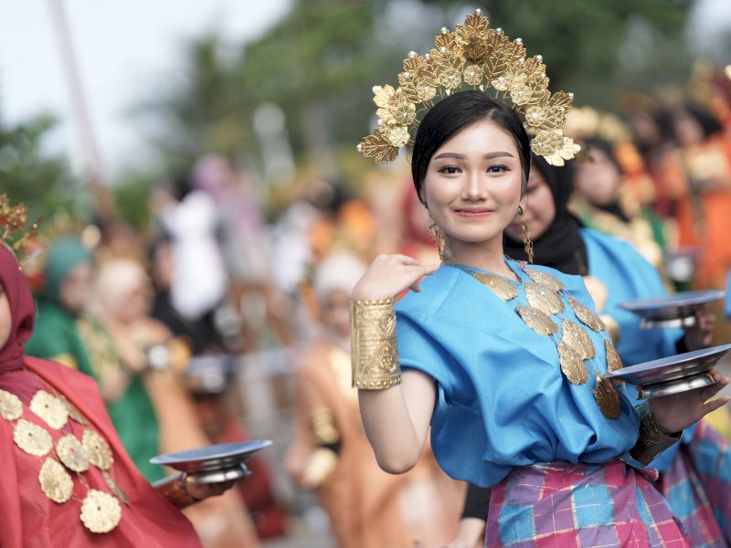 24.913 pelajar secara serentak di 24 kabupaten kota menarikan Tari Paddupa, mengenakan baju bodo, baju adat khas Sulawesi Selatan. Festival Sulsel Menari dipusatkan di Lego-lego, Center Point of Indonesia (CPI) Makassar, Rabu (12/6/2024). @Jejakfakta/dok. Humas Pemprov Sulsel