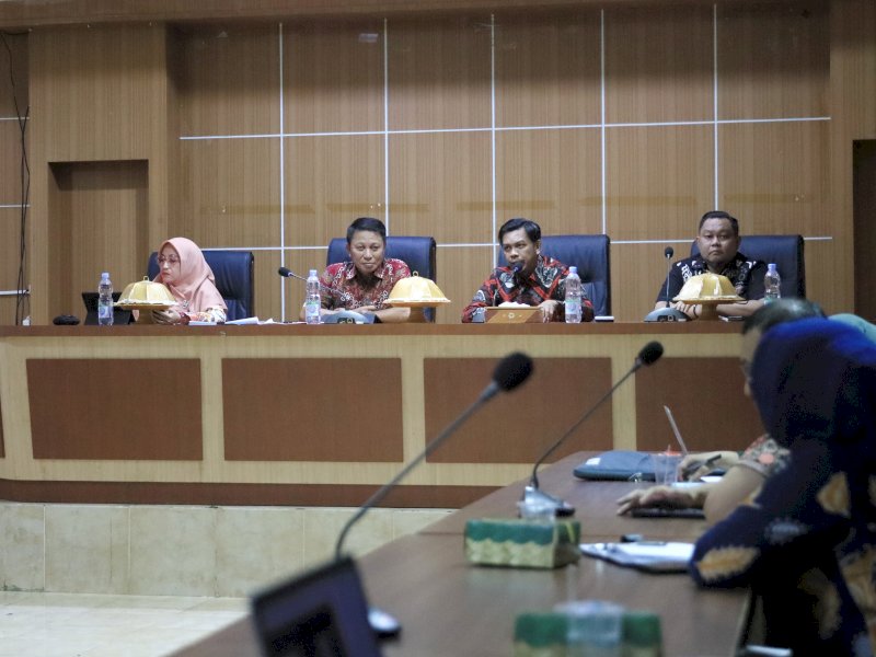 PJ Sekda Kota Makassar, Firman Hamid Pagarra membuka secara resmi kegiatan rapat Forum Penataan Ruang (FPR) terkait penyusunan rencana tata ruang wilayah (RTRW) Kota Makassar. @Jejakfakta/dok. Humas Pemkot Makassar