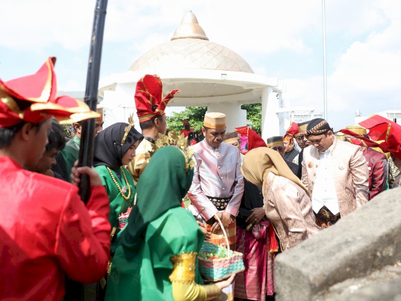 PJ Sekda Makassar, Firman Hamid Pagarra ikut hadir dalam peringatan Haul ke 354 Sultan Hasanuddin di Kompleks Makam Sultan Hasanuddin, Rabu (12/06/2024). @Jejakfakta/dok. Humas Pemkot Makassar