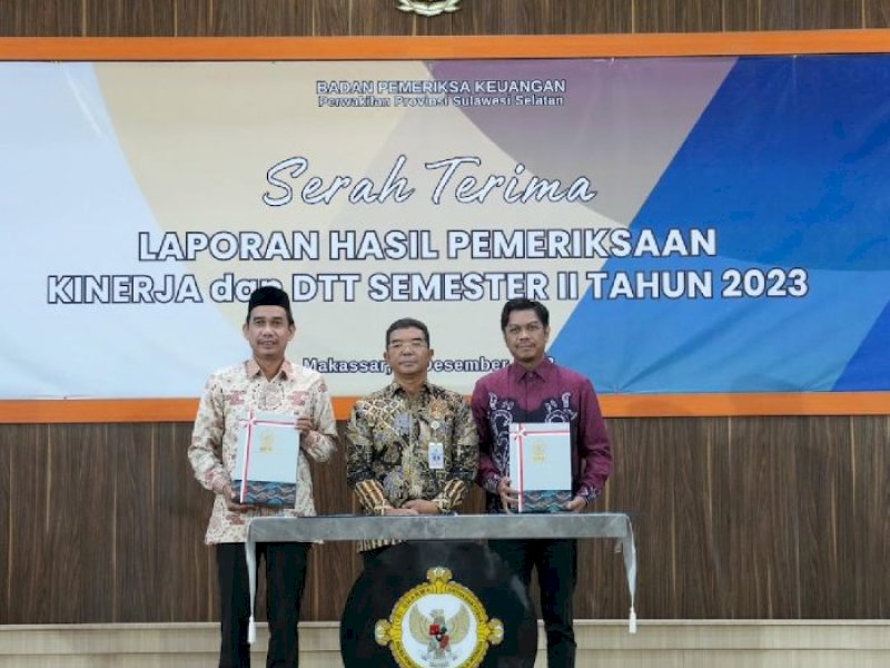 BPK Perwakilan Provinsi Sulawesi Selatan resmi menyerahkan Laporan Hasil Pemeriksaan Kinerja (LHPK) Semester II Tahun 2023 kepada Pemerintah Kota Makassar, di Aula Kantor BPK Perwakilan Provinsi Sulawesi Selatan, Jumat (19/01/2024). @Jejakfakta/Ist