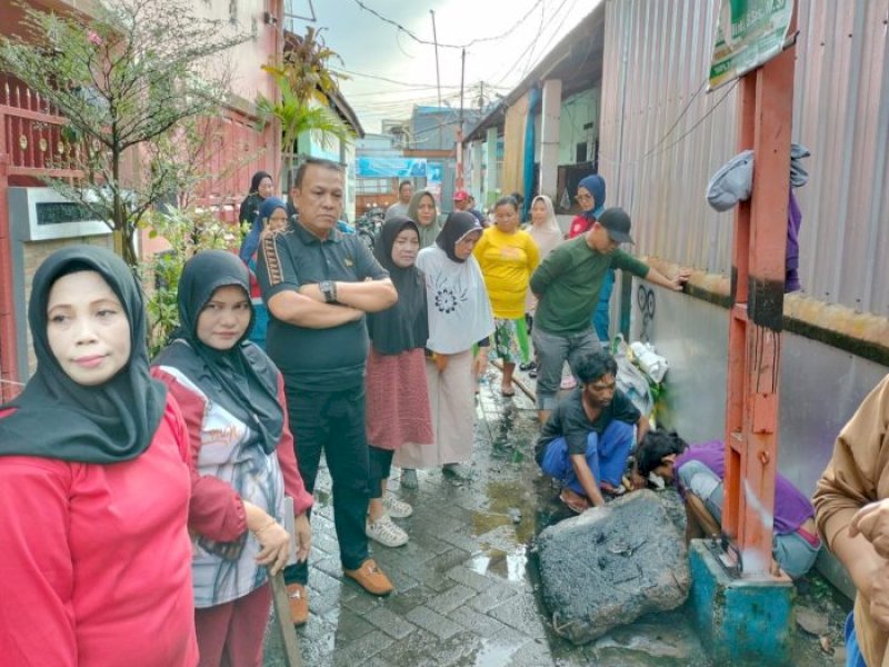 Hasanuddin Leomeninjau progres perbaikan drainase yang dilakukan oleh pemerintah kota di Kelurahan Lette, Kecamatan Mariso, Rabu (07/02/2024). @Foto: Humas DPRD Makassar

 Rabu (07/02/2024).