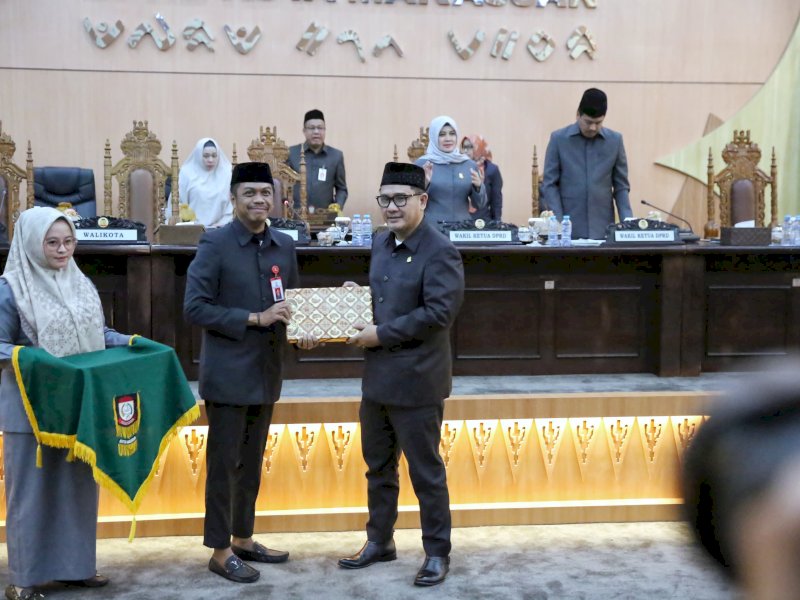 PJ Sekda Kota Makassar, Firman Hamid Pagarra menyerahkan penjelasan Wali Kota Makassar terhadap rancangan peraturan daerah terkait pertanggung jawaban pelaksanaan APBD Tahun Anggaran 2023, di Ruang Rapat DPRD Makassar, Kamis (13/06/2024). @Jejakfakta/dok. Humas Pemkot Makassar