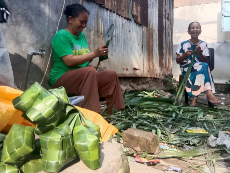 Pengrajin ketupat daun pandan di kawasan Bantaran Sungai Jene'berang, Kelurahan Pandang-pandang, Kecamatan Somba Opu, Kabupaten&nbsp;Gowa. @Jejakfakta/Samsir